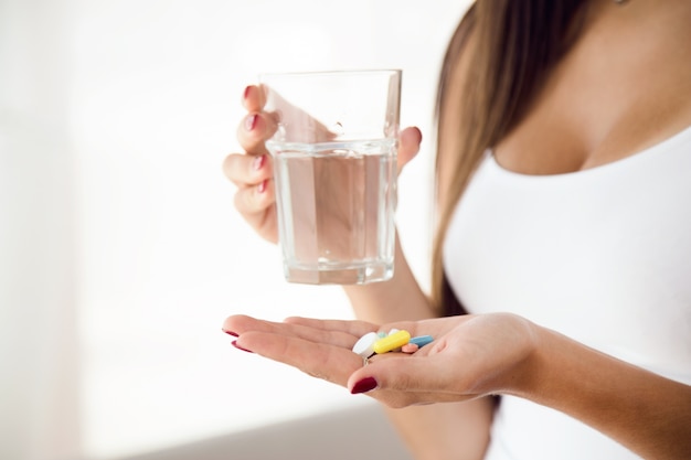 Qual é a importância das vitaminas e suplementos para unhas fortes e saudáveis?