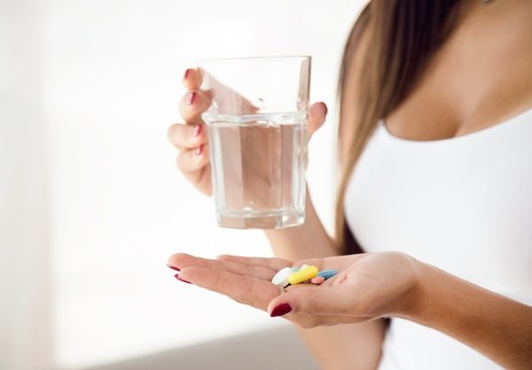 Qual é a importância das vitaminas e suplementos para unhas fortes e saudáveis?